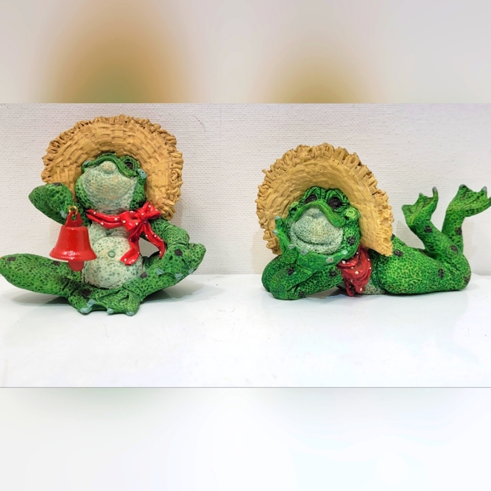 Two Vintage Country Frogs Lounging And Bell Straw Hats Kathy Wise Resin Enesco